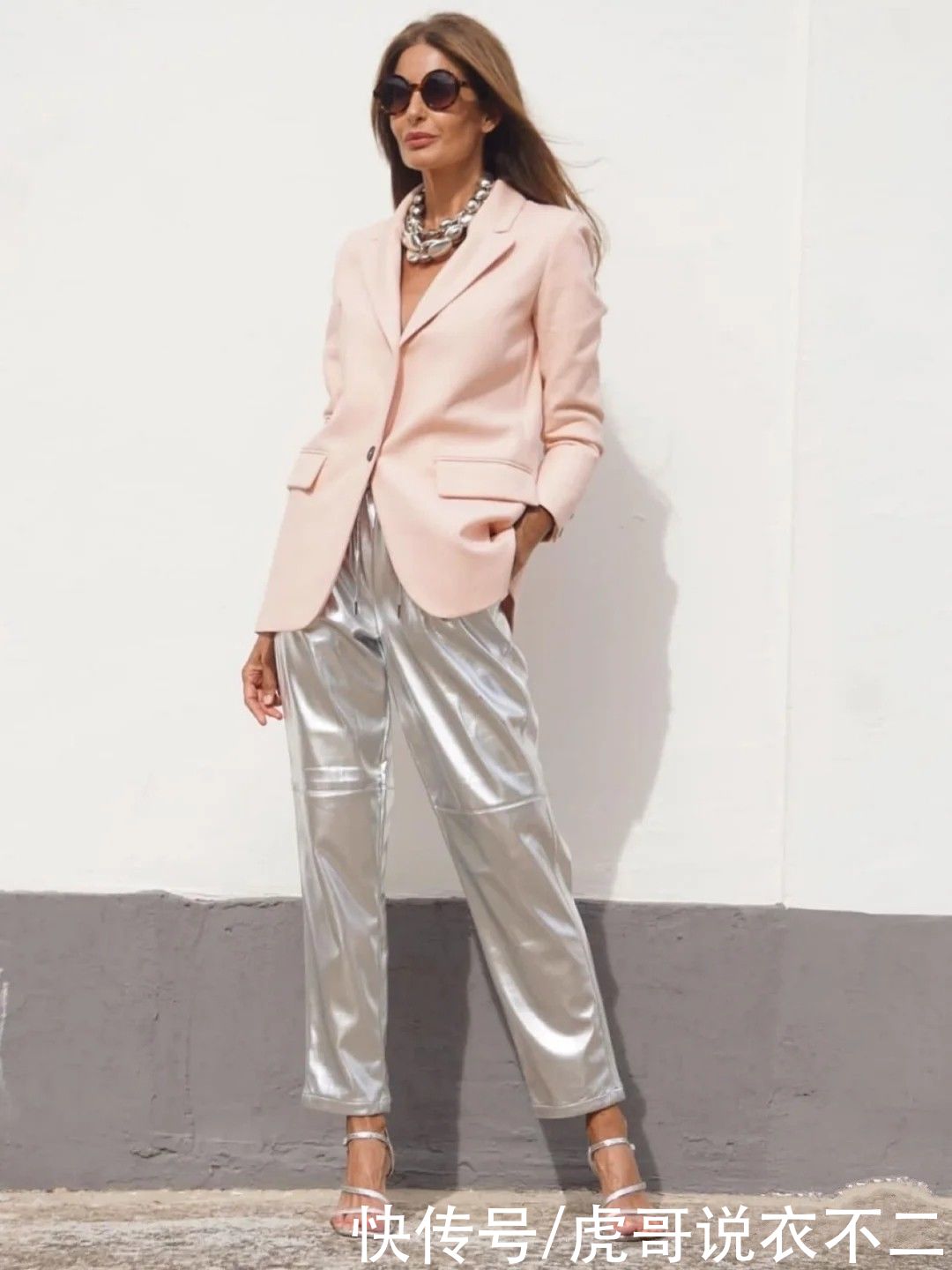 模特|懂搭配的女人不显老，不信瞧这位西班牙奶奶，年过半百比模特还潮