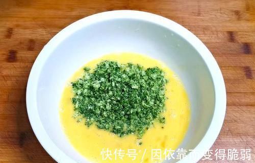 鸡蛋里面加西兰花，不用炒不油炸，鲜嫩营养，好吃到不想放下筷子