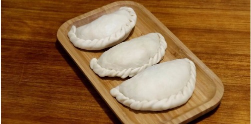 韭菜盒子这么做,薄皮大馅,简单一个步骤韭菜不出水,越吃越香