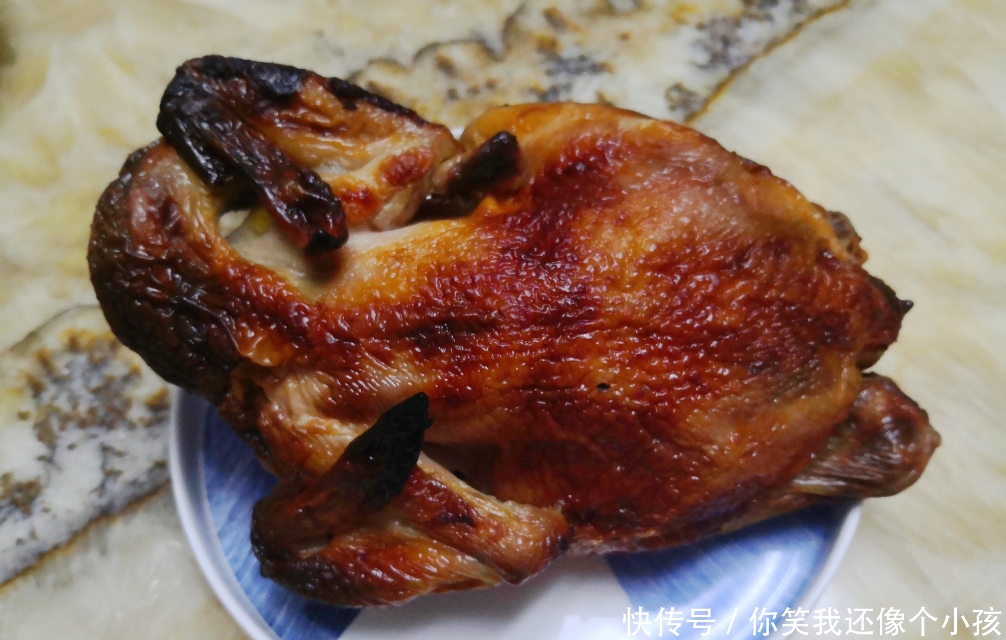  东北普通人家的年夜饭，摆盘虽不精致，味道一流，鱼肉海鲜全都有