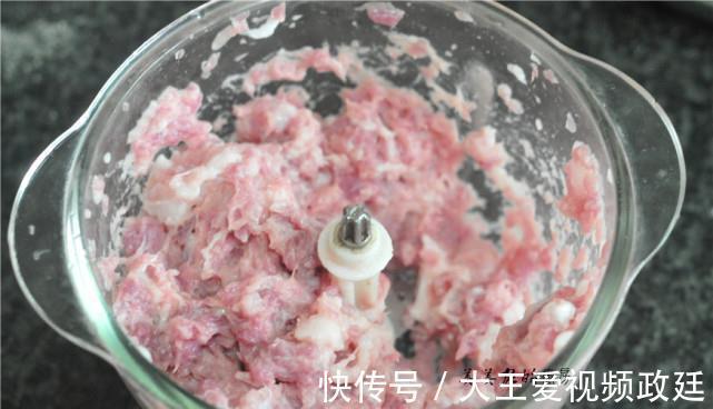 豆腐|三伏天,多给孩子做豆腐饼,薄皮脆嫩,香软好消化,比肉饼更香!