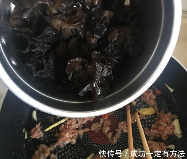 牛肉末炒黑木耳，简单下饭菜，鲜香味美