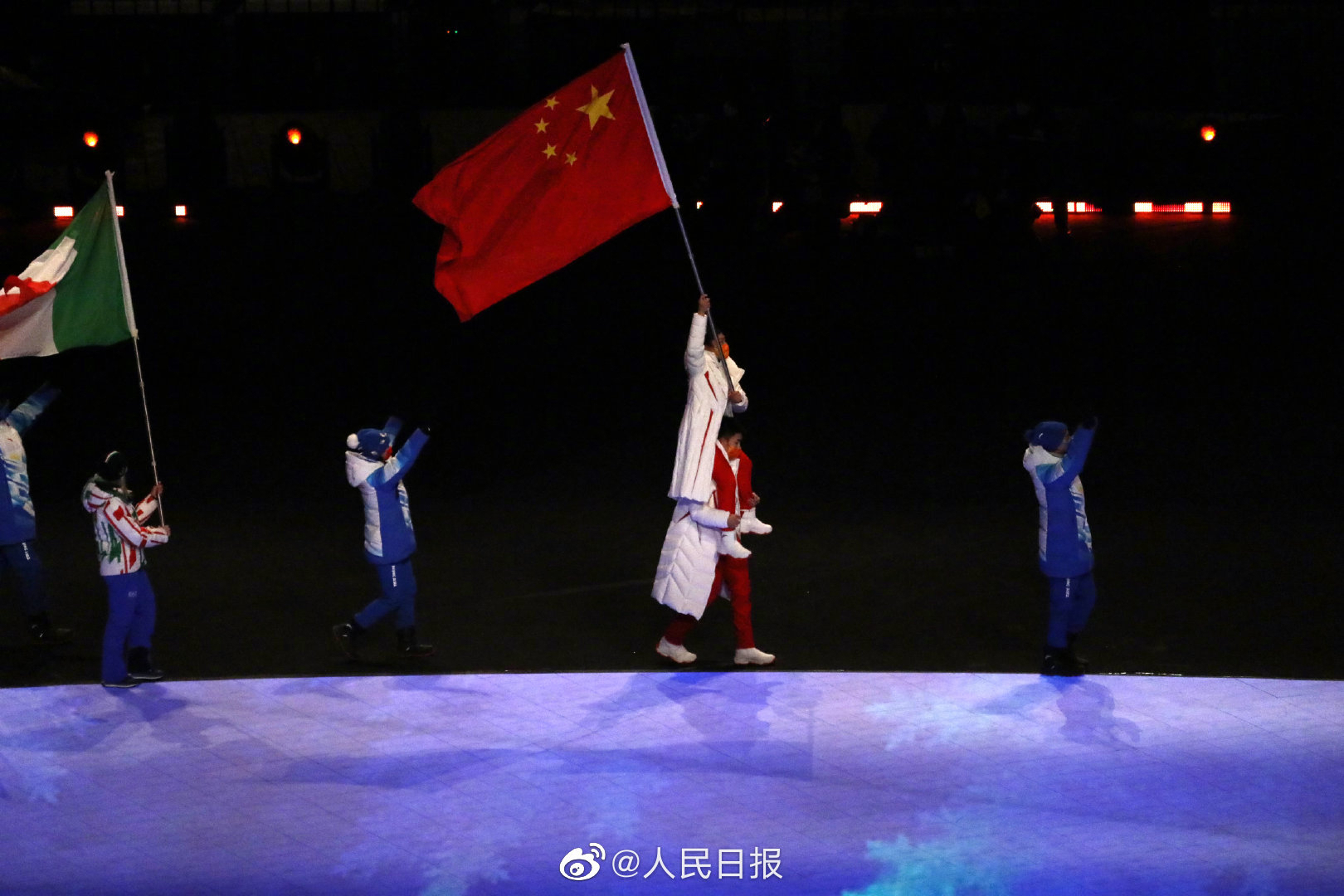 中国结|运动员在巨型中国结中入场