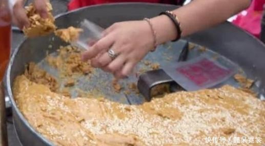 “已消失多年”的小吃,大妈摆摊一天卖一盆,来买的大多是老年人