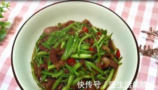 盘子|炒芹菜这样做，平日不吃芹菜的家人也要舔盘子
