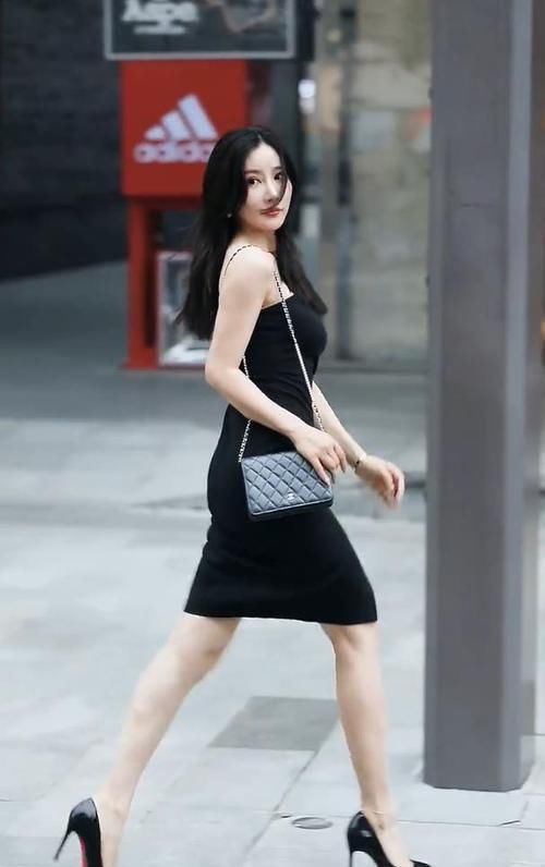 简单细高跟鞋搭上小黑裙,清纯气质明明白白