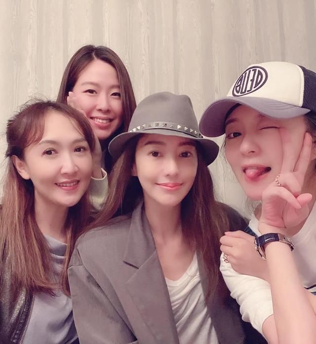 安以轩带老公参加闺蜜聚会，孕晚期脸部略显浮肿，拍合照用手挡脸