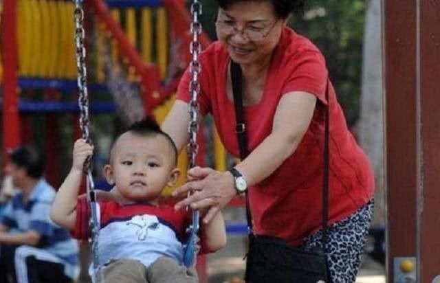 孩子|父母一走,奶奶撒手,有多少家庭正在经历老人“假带娃”