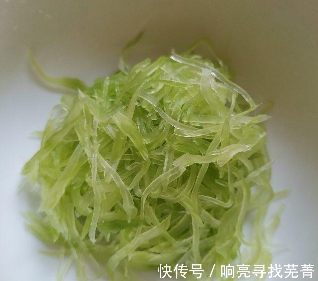 凉拌莴笋丝|凉拌莴笋丝,脆脆的,适合炎热的夏天!