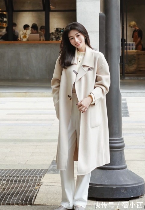 小白裤 “大衣+小白裤”=2022最火搭配,高级时髦有气质,关键是不烂大街