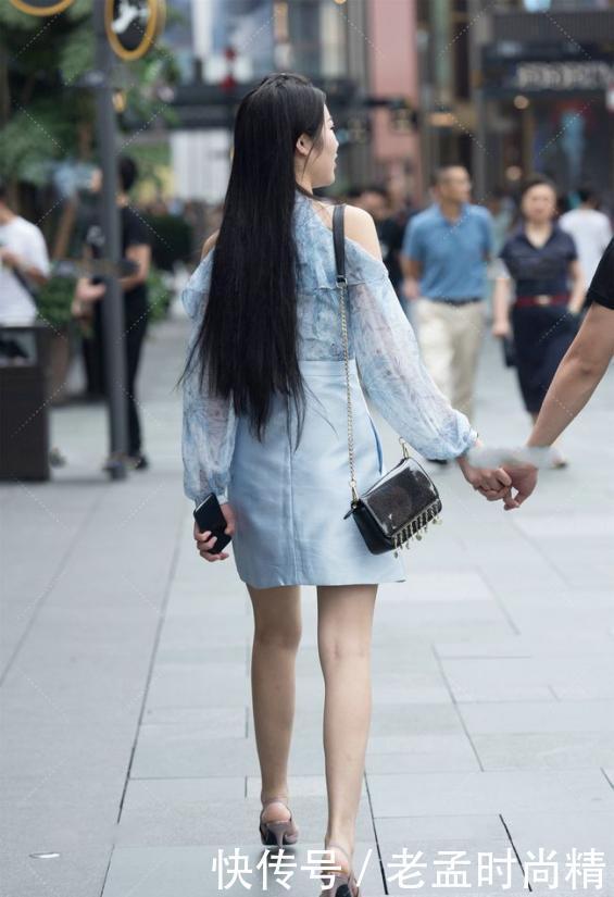 街拍:小姐姐圆领上衣, 搭配裙子, 尽显淑女气质