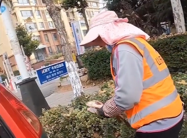 男子钓鱼后,将鱼转赠给一位环卫工人:钓鱼为“娱”不为鱼