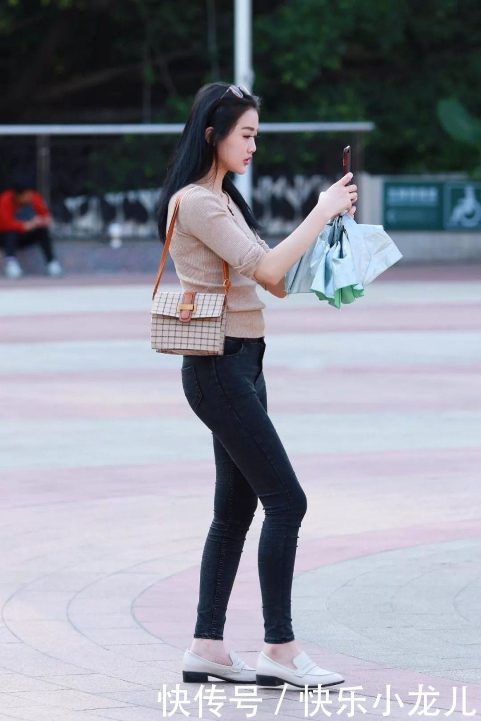穿搭|街拍黑色牛仔裤穿搭,自信的姑娘最漂亮,时尚有魅力