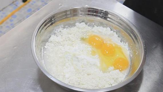 营养|教你自制懒人版的鸡蛋饼，五分钟搞定！营养丰富早餐吃得好！