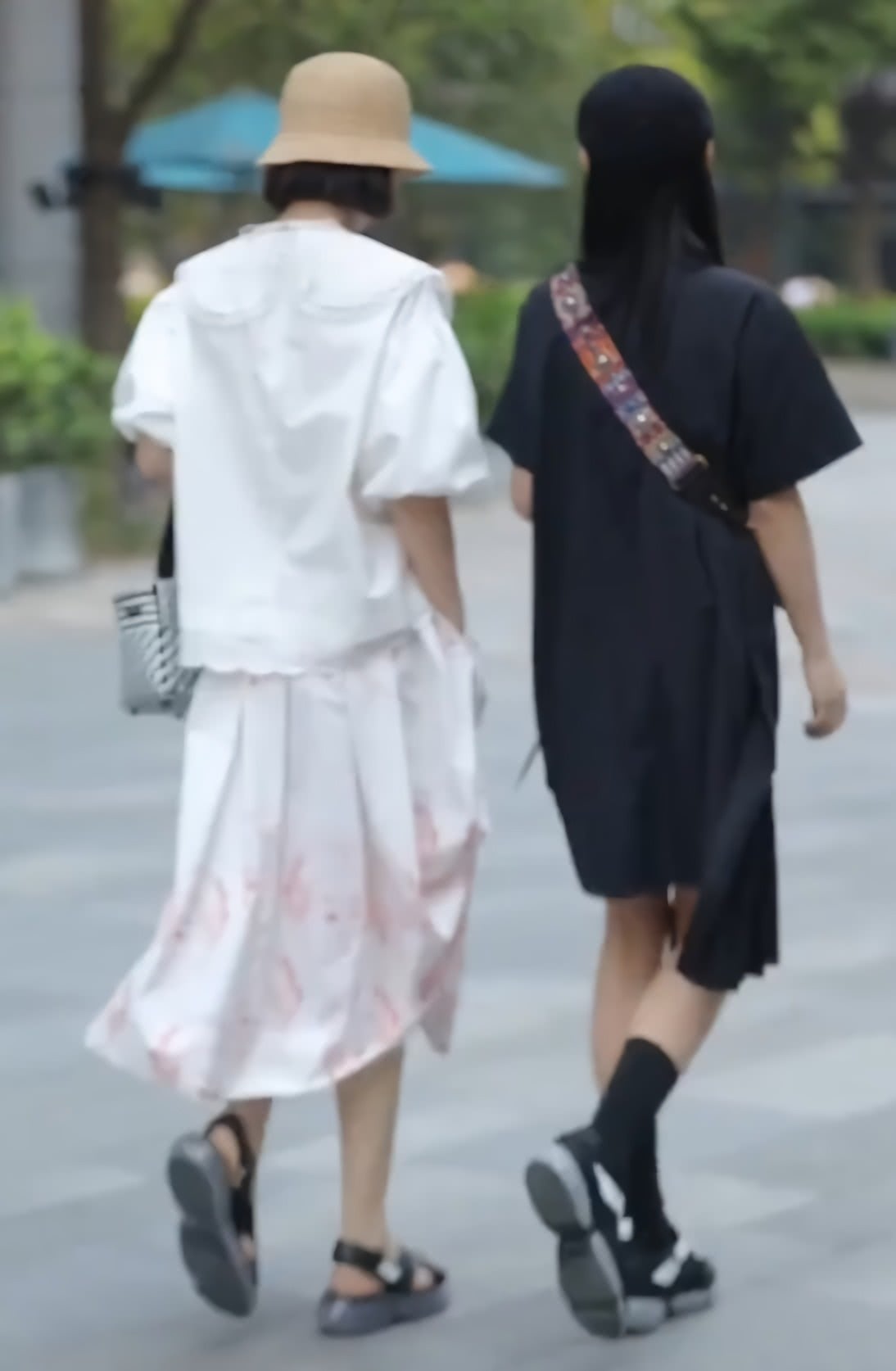 长袜 “老爹凉鞋”配长袜有什么好的,也不嫌热得慌,还是光着脚穿好!