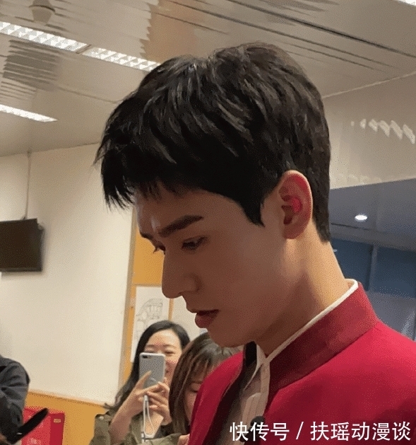 龚俊|龚俊节目生图曝光,路人镜头下又帅又酷,网友:有电竞男主的内味