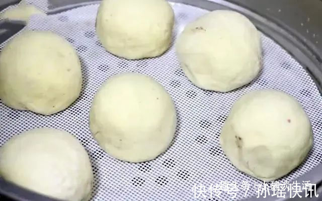 好吃|家有玉米面和红豆，教你新吃法，上锅一蒸，香甜暄软，特好吃