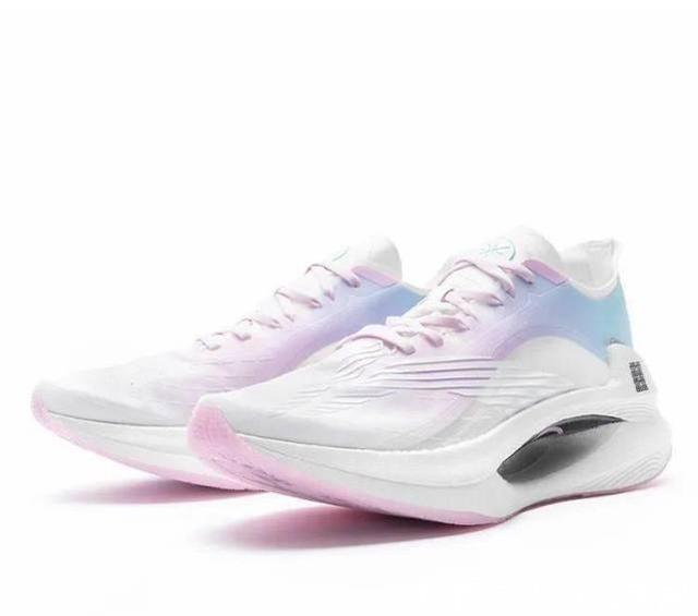 鞋款 阿迪签名鞋首发“棉花糖”配色,耐克阿迪也开始抄袭国产品牌了!