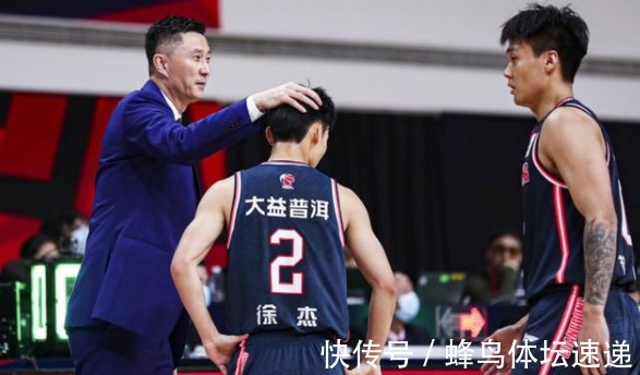 杜锋|易建联摔球有原因,杜锋正慢慢放弃阿联,球队核心已经换人