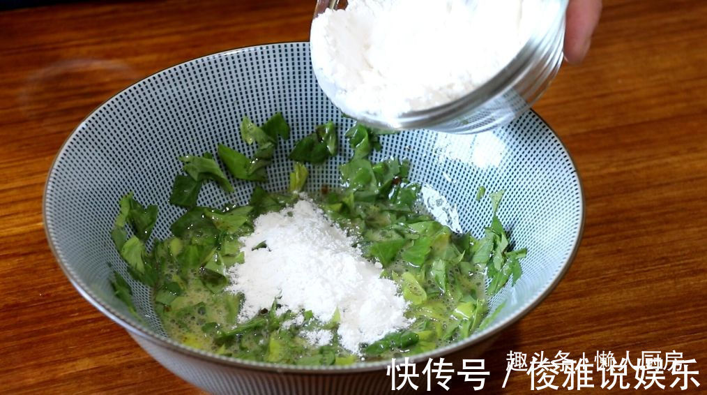 别再把芹菜叶子扔掉了，配上鸡蛋和面粉，教你做芹菜鸡蛋饼