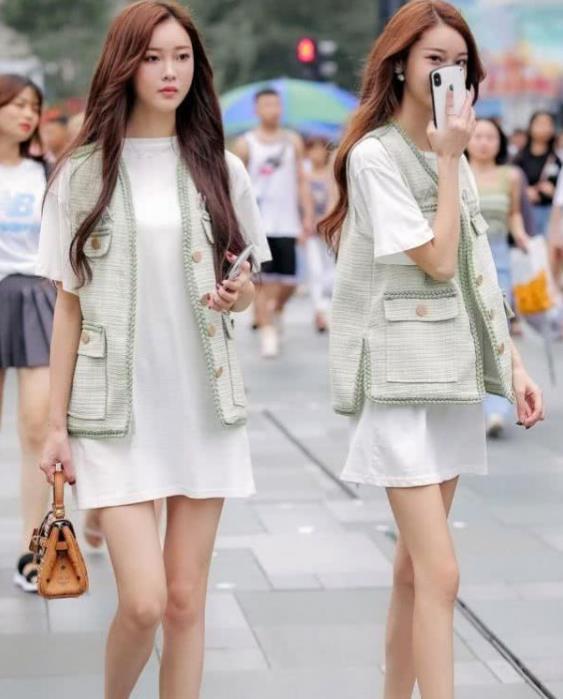 穿搭真|街拍:穿黑色蕾丝裙的美女,成熟有韵味,撩发的姿势洒脱大气