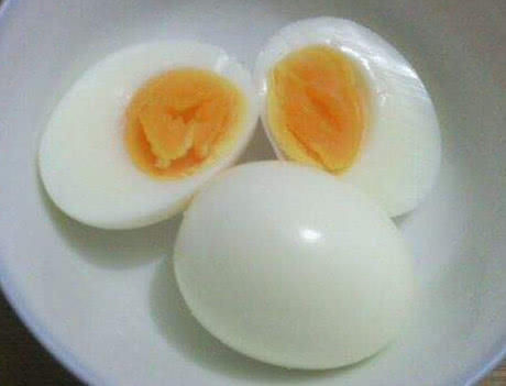 下锅|煮鸡蛋时,直接下锅煮就错了,多加这1步,鸡蛋又香又嫩还易剥皮