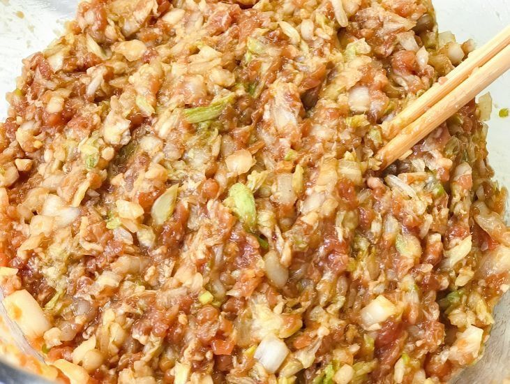 拌饺子馅，先调味还是后调味？做对了，饺子鲜嫩多汁，入味还不腥