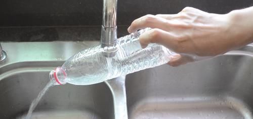 塑料瓶|洗碗池里放一个塑料瓶，真是厉害了，一年能省不少钱，都学学吧