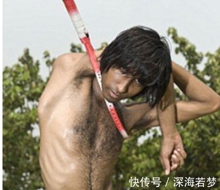 男孩|印度男孩胳膊能够绕到身体后面,韧性极强的“橡胶人”,厉害了