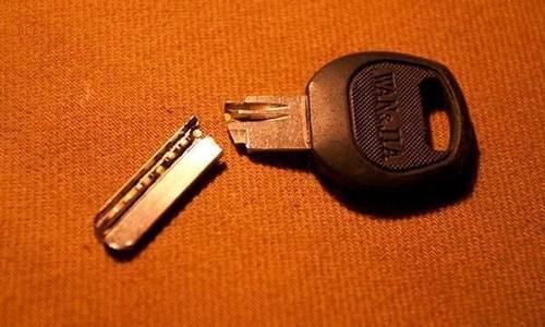 钥匙一不小心拧断了,怎么从锁孔里拿出来,这个方法很实用