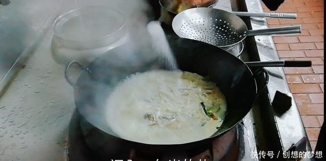 鲫鱼羊肉汤——酒店大厨将羊肉、萝卜、鲫鱼合烹,营养健康价值高