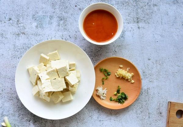 肉也贵，青菜也贵，还是在家吃豆腐吧，2块钱做一盘，真是实惠