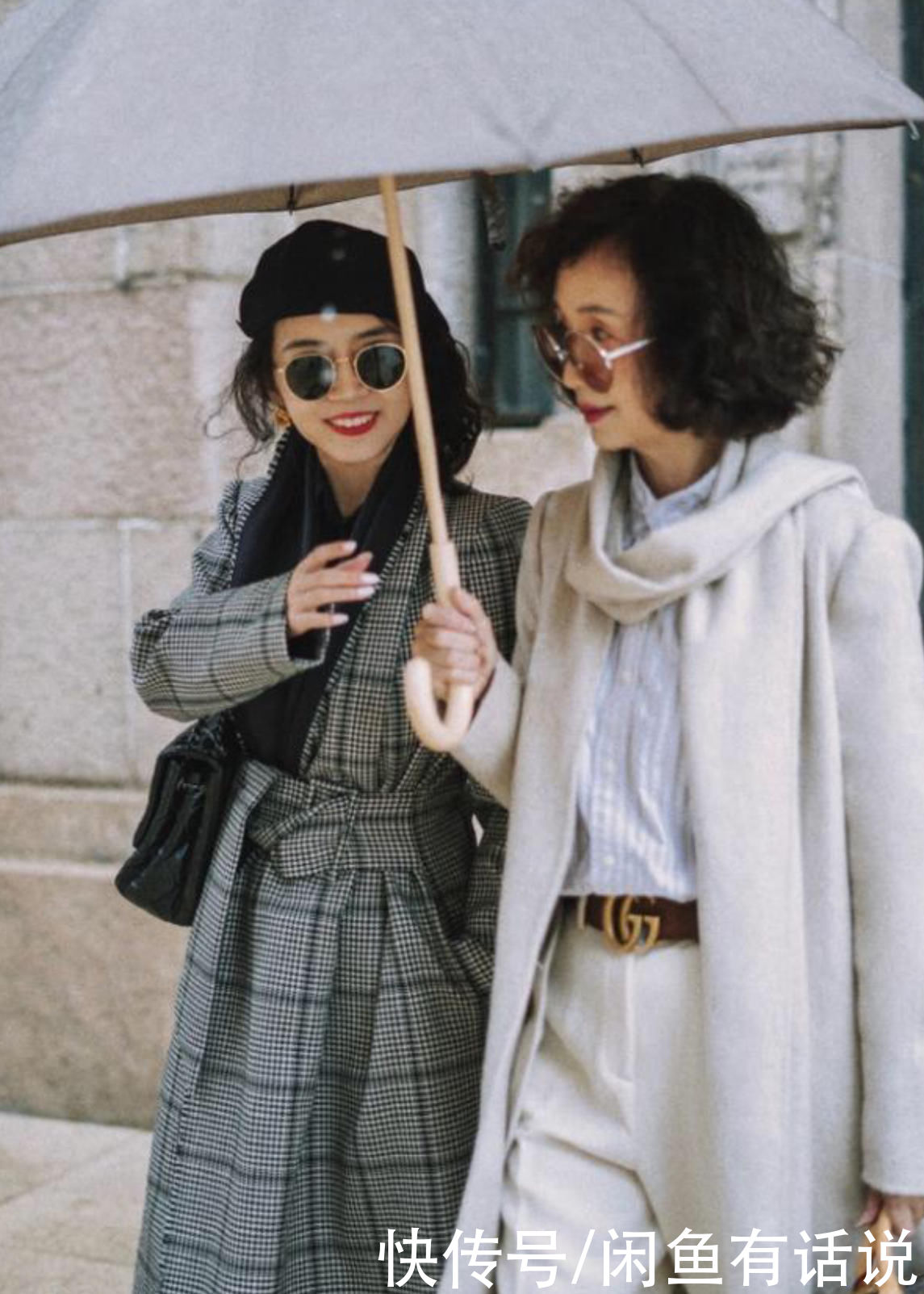 这对“神仙母女”的初春穿搭真美，烫同款泡面头，搭配大衣好洋气