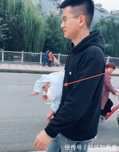 路人大|淡定奶爸抱娃走红,路过的大妈眼神亮了,是亲生的吗