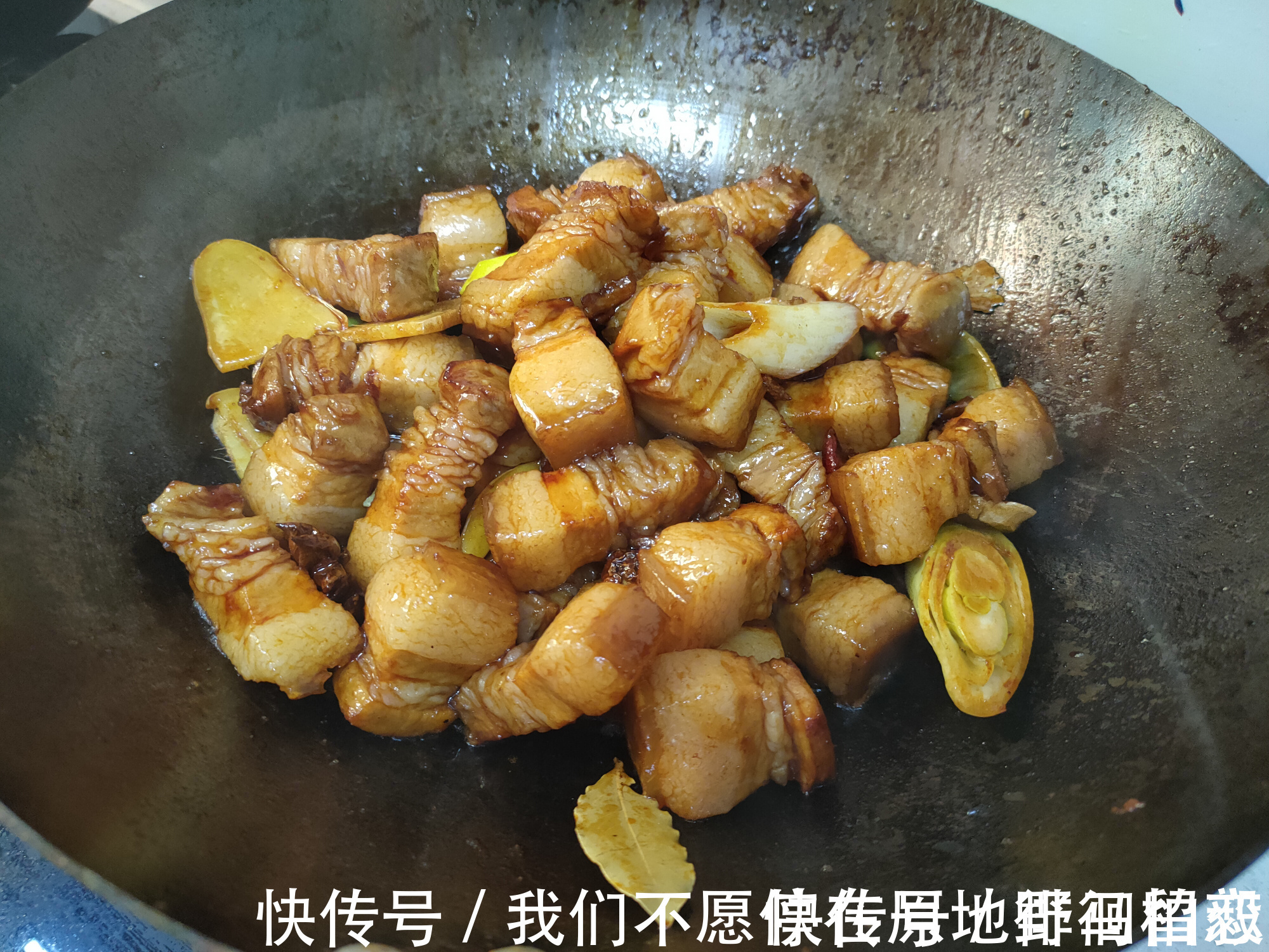 爷爷做了几十年红烧肉,口感软烂香入味,香料只加这四味即可