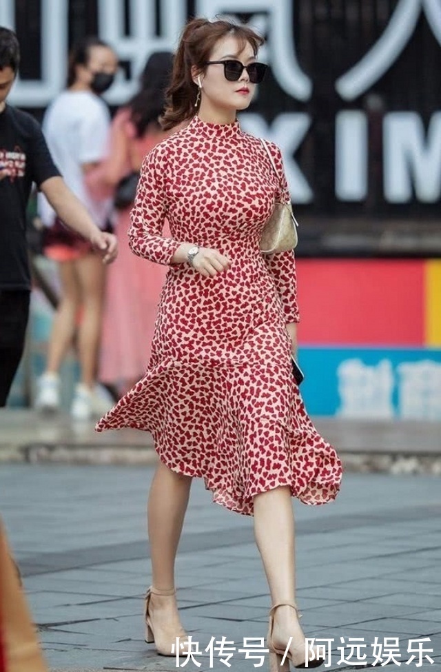 路人街拍,小姐姐穿一条红色印花连衣裙,特别优雅