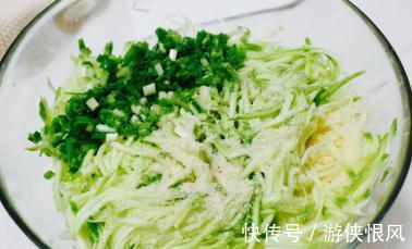 土豆搭配西葫芦,来一份好吃的早餐饼,方便还省事