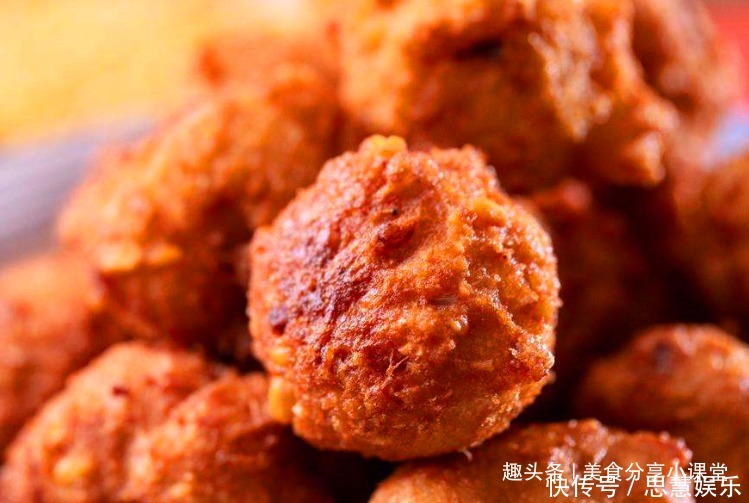 大厨分享丸子的新做法,用绿豆就能做,不加面不加水,好吃有营养