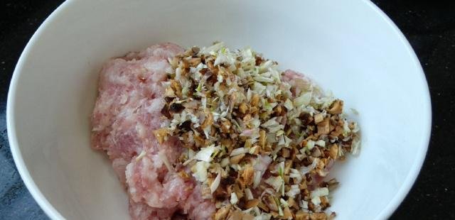 客家这一锅菜火了，13元食材简单做，出锅真香，上桌汤汁也不剩