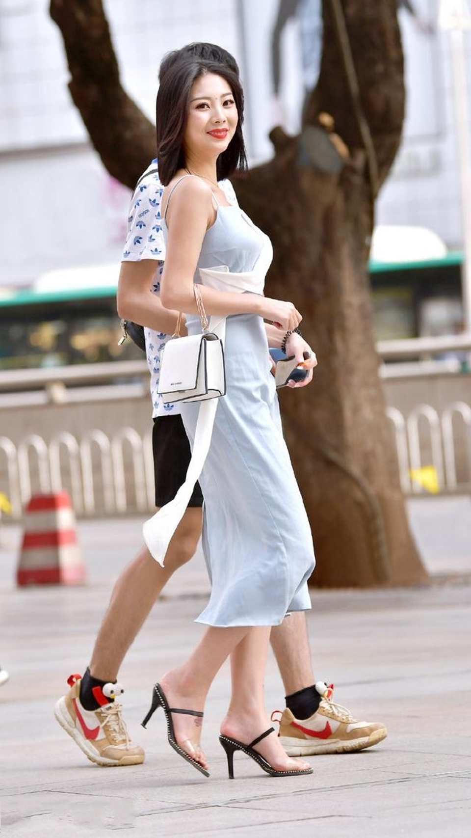 路人街拍,好身材可以搭配一条黑色吊带长裙,