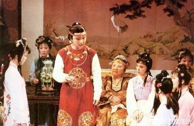 贾环&林黛玉寄居贾府,明明每月只有二两月钱,为何能大把钱赏赐下人