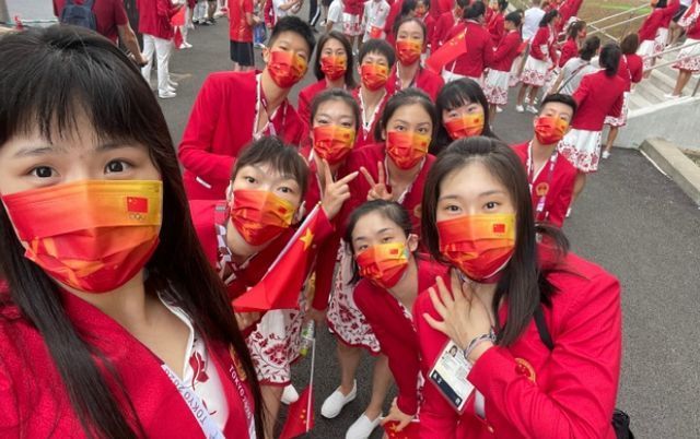 姚明|太美了！中国运动员等待出场，姚明和女篮姑娘合影，多人追星朱婷