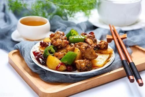 炖鸡时,不能直接加水炖,看看大厨的做法,鸡肉鲜嫩还不腥