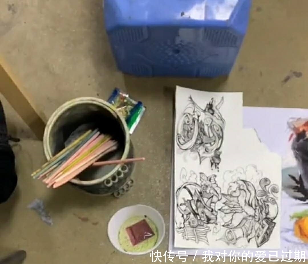 老师!美术生在画室藏泡面,老师差点找瞎了眼,是给泡面穿了吉利服?