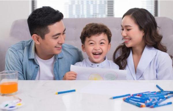 苦力|一对父母带娃出门火了,宝宝在后面当苦力