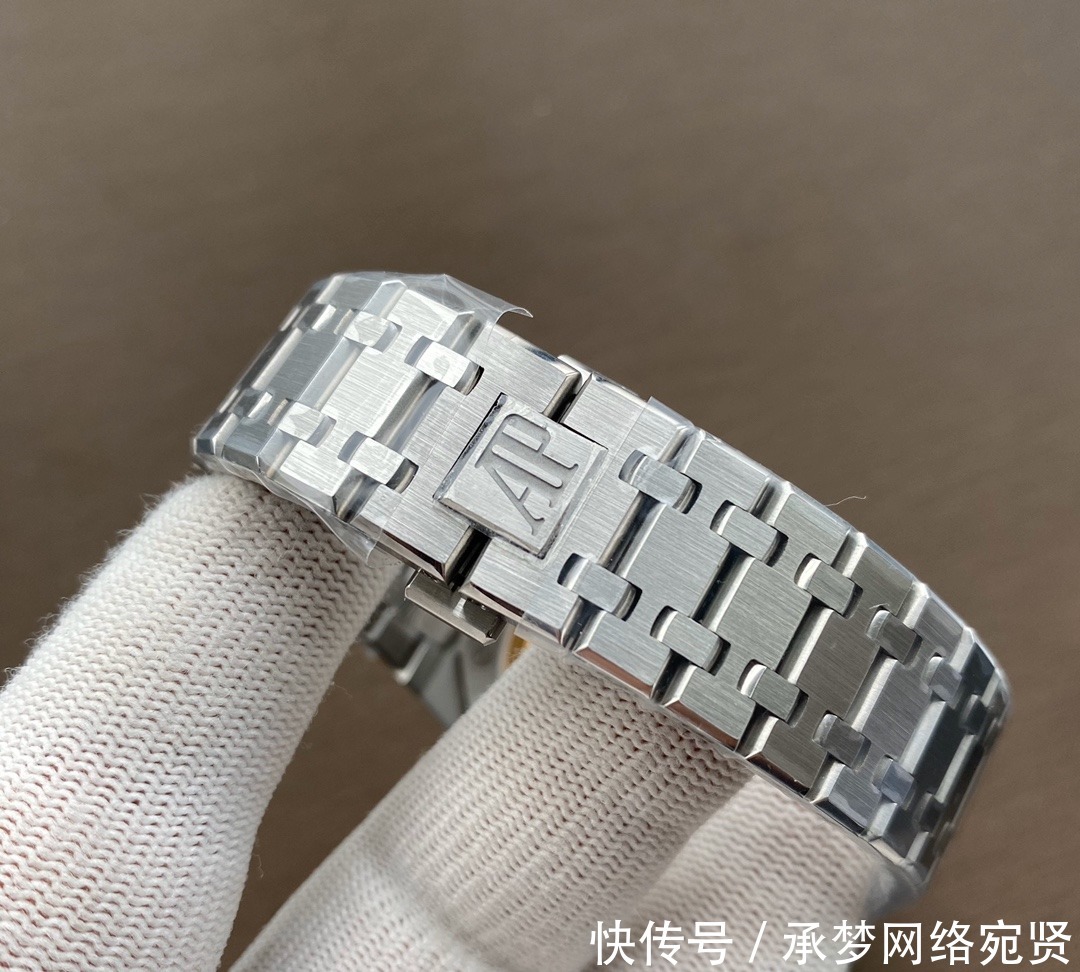 男人|三四十岁男人适合搭配什么腕表，爱彼橡树系列怎么样？