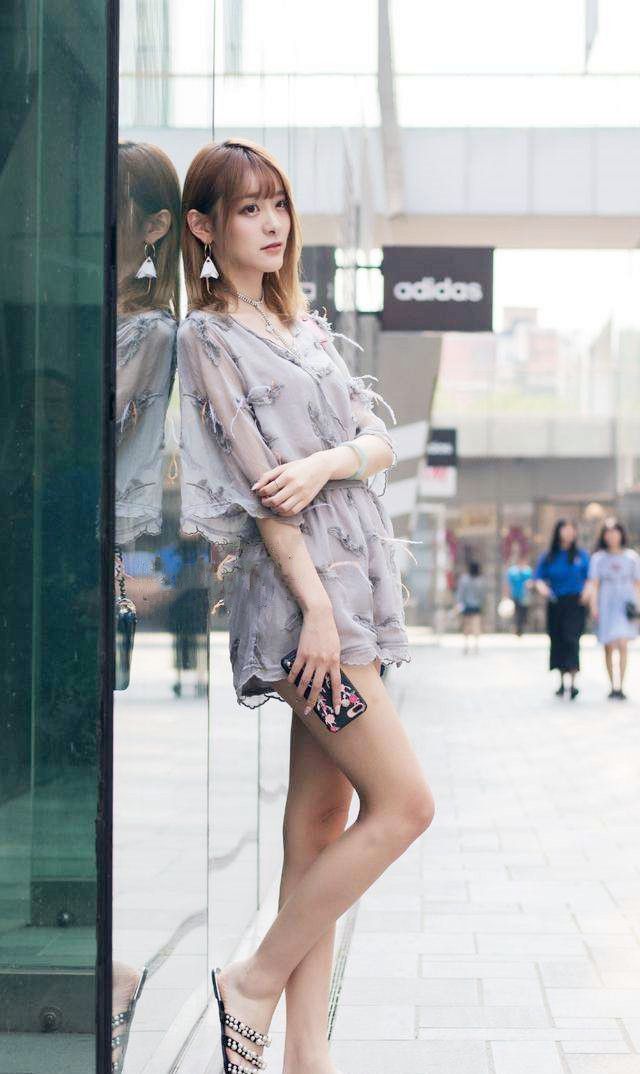 街拍肤|街拍肤白貌美的小美女,五官精致,比心的动作很俏皮