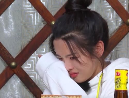 杨超越|杨超越玩狼人杀崩溃大哭被嘲矫情，看到秦昊的操作，才知她没错