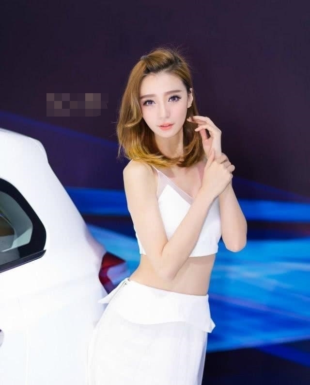 君越车模穿薄纱裙,时尚靓丽,露白皙皮肤,颇为养眼