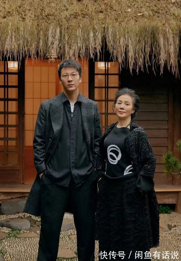 黑裤 岁月不败美人,65岁阿姨的黑白穿搭好美,和1米95儿子同框太惊艳